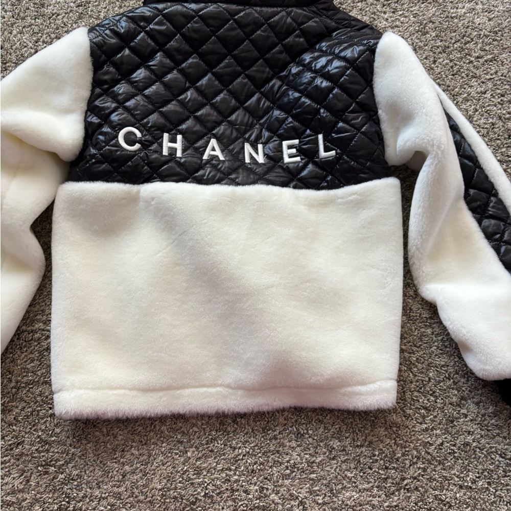 Black and White jacket ( not Chanel ) warm , and stylish. Size medium . - Picture 2 of 6
